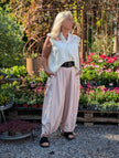 Blus med broderade blommor, Qnuz
