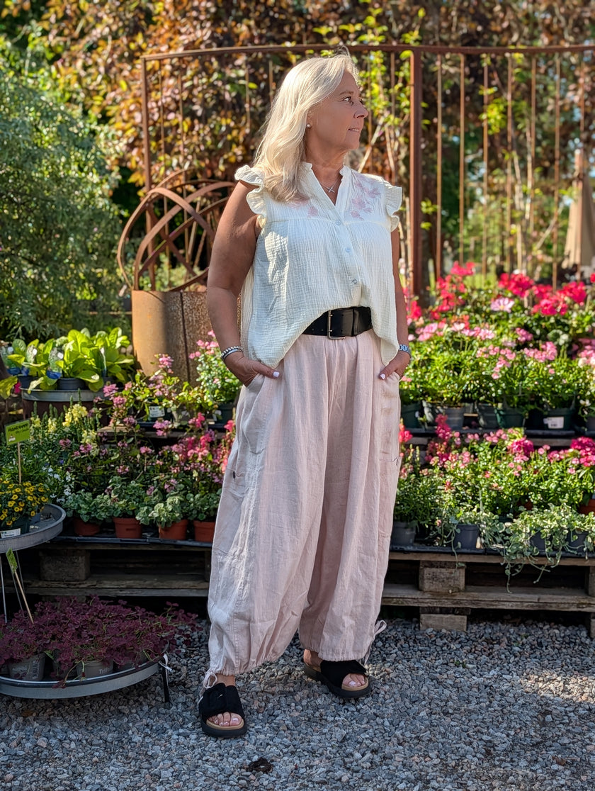 Blus med broderade blommor, Qnuz