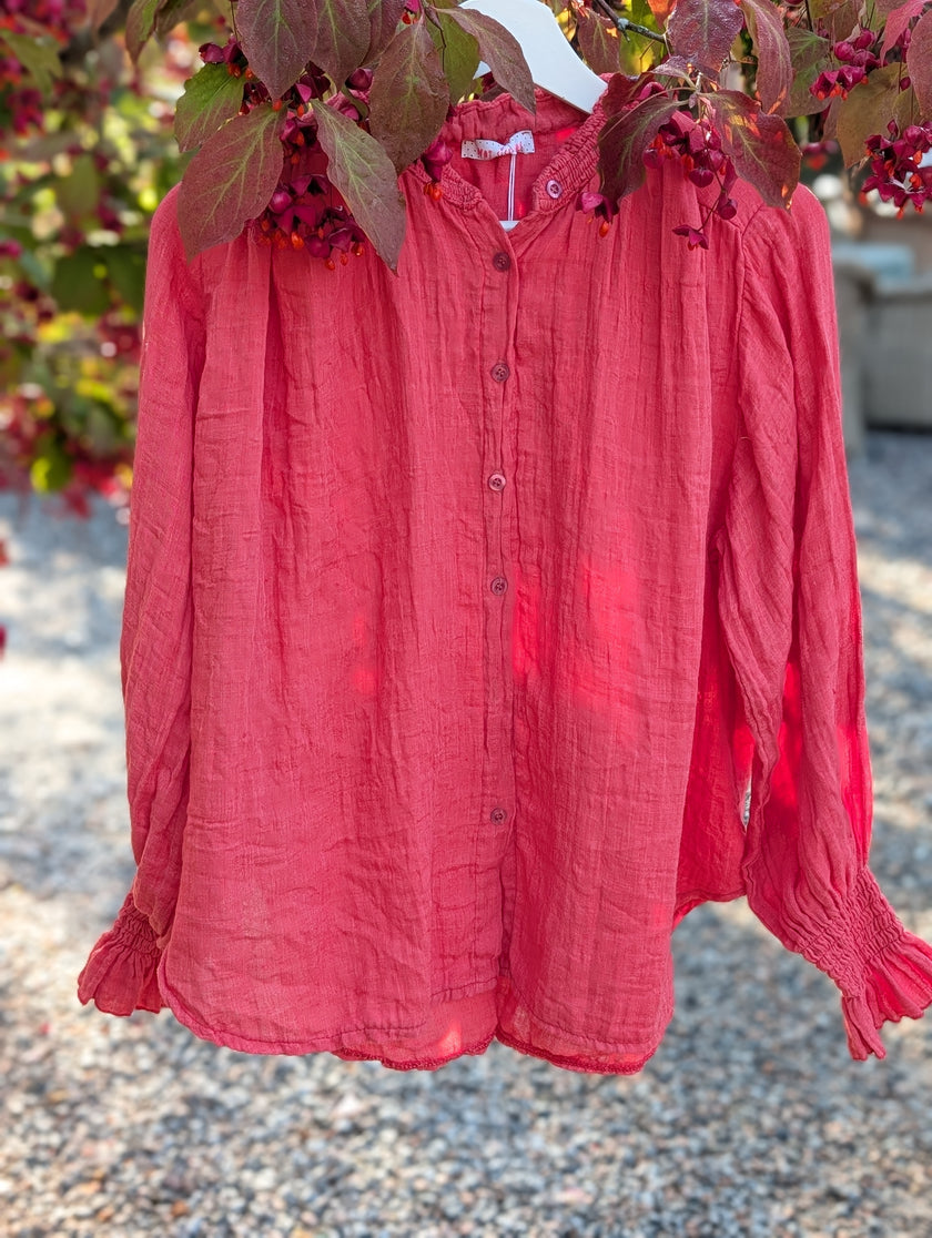 Blus med romantiska detaljer, Not Sisters