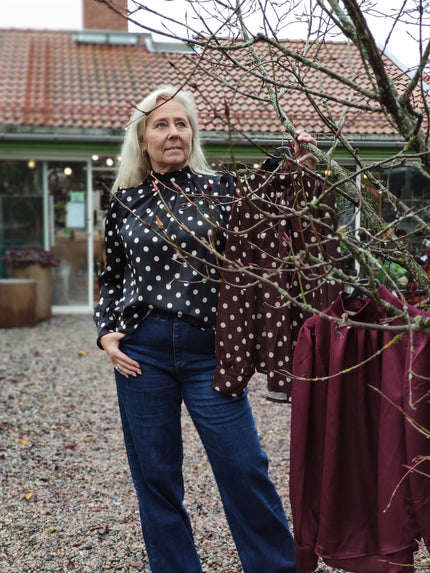 Blus med halvkrage, Jörlevik