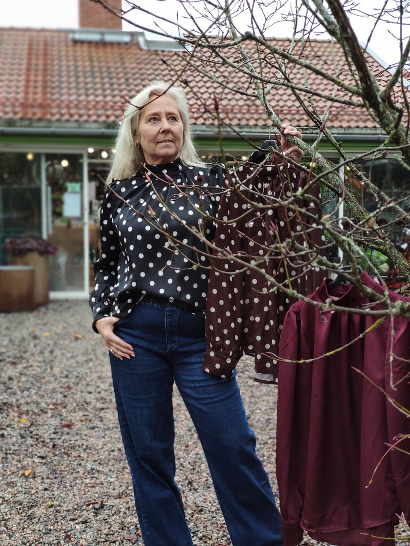 Blus med halvkrage, Jörlevik