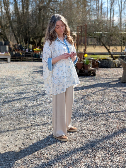 Skjorta vit oversize med blommor, Qnuz