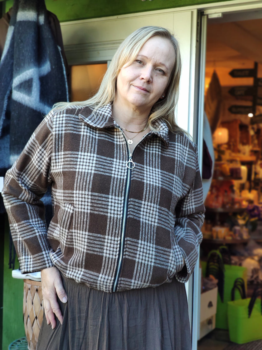 Jacka, tröja. Rutig med dragkedja. Buller