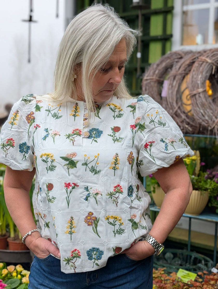 Blus med puffärm och botaniskt blomsterbroderi, Ackleja