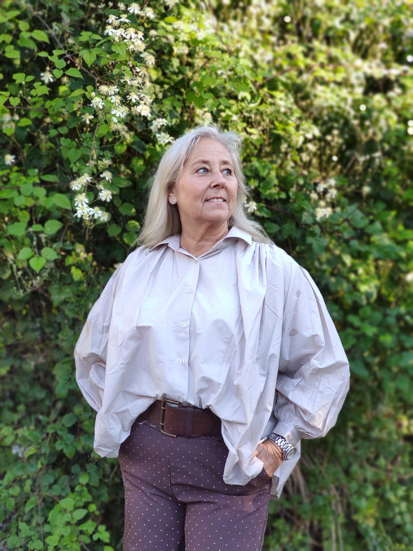 Blus med vidd, Minou