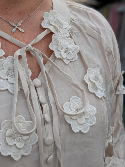 Blus med utanpåliggande blommor, CosyHouse