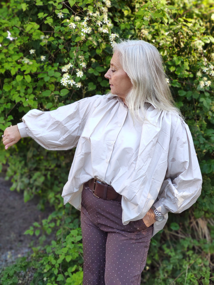 Blus med vidd, Minou