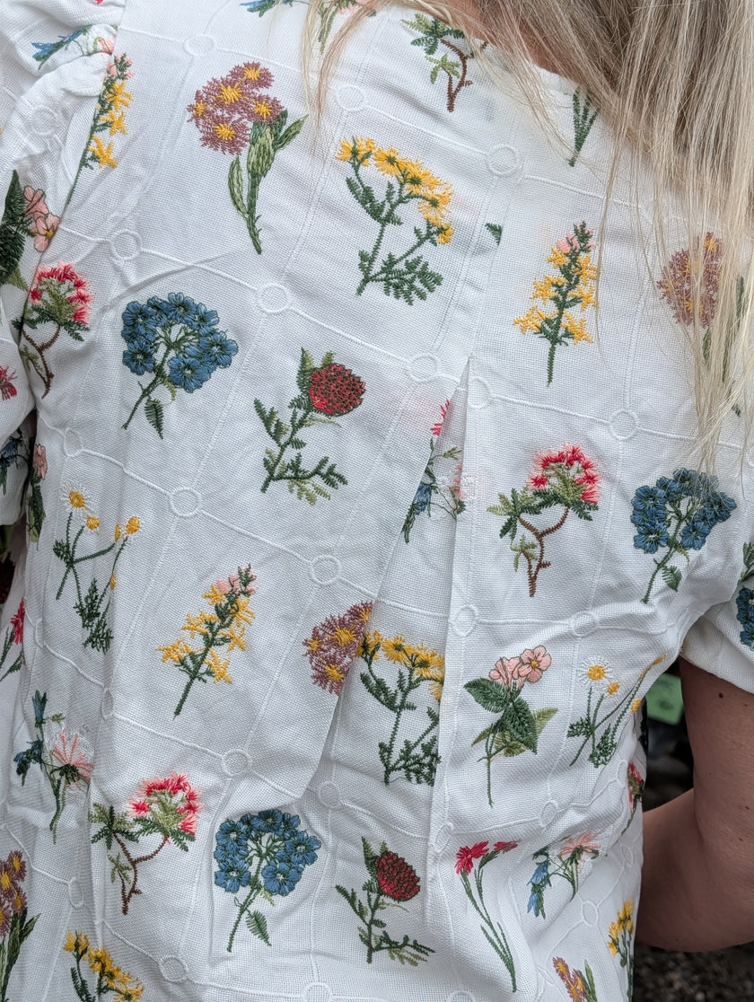 Blus med puffärm och botaniskt blomsterbroderi, Ackleja