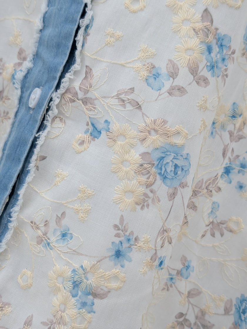 Skjorta vit oversize med blommor, Qnuz