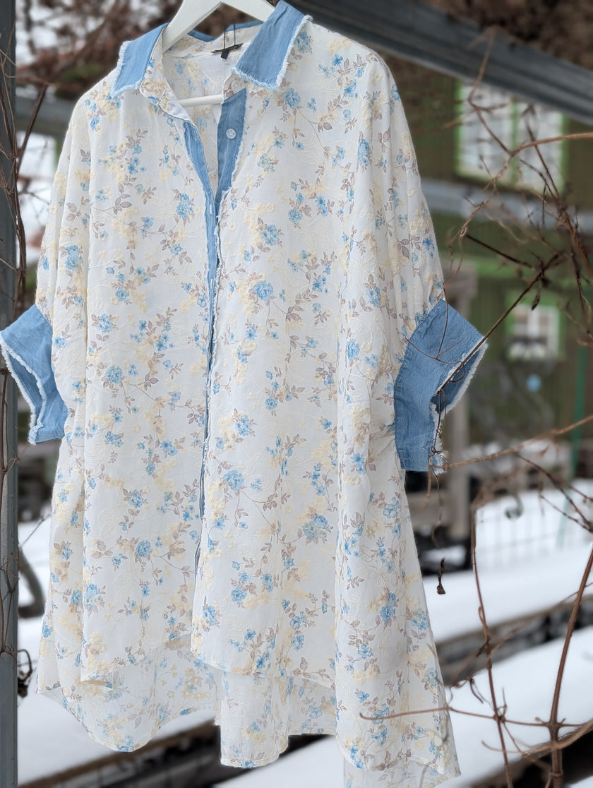 Skjorta vit oversize med blommor, Qnuz