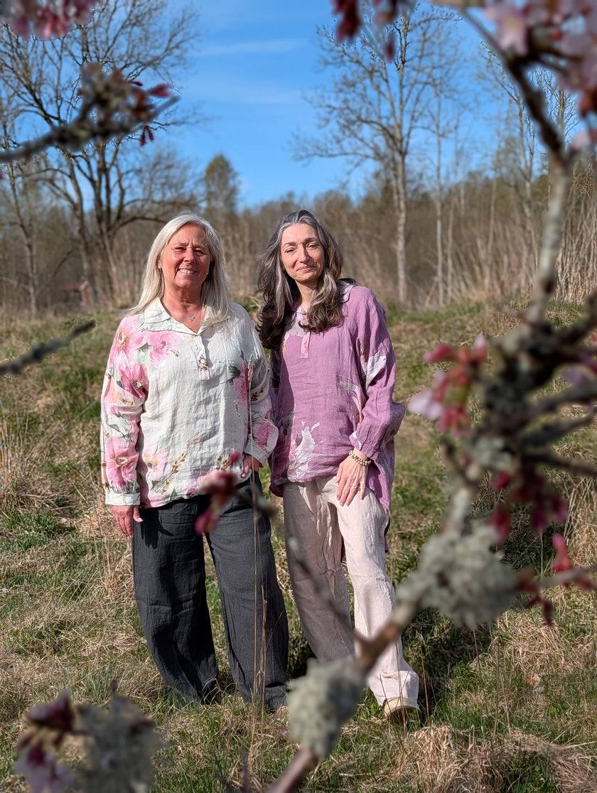 Skjorta i linne, storblommig 'Lela', knappar bak, Reunion