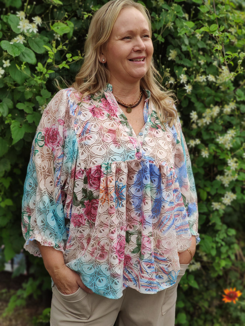 Blus i spets, med mönster i pastell