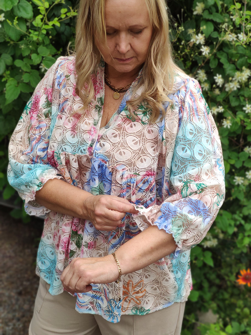 Blus i spets, med mönster i pastell