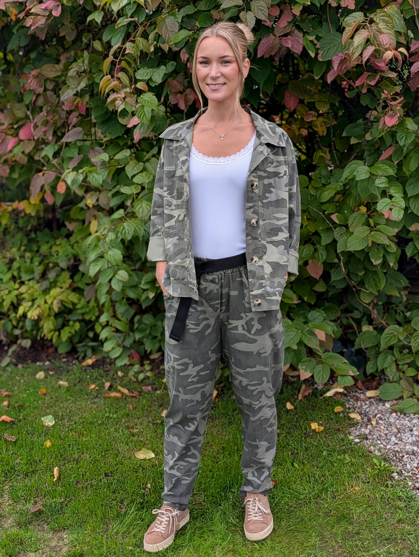 Byxa i camouflage med bälte, Soulful Fashion