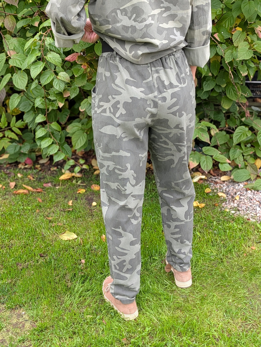 Byxa i camouflage med bälte, Soulful Fashion